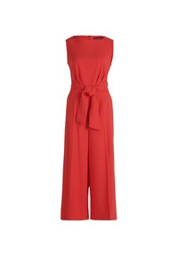 Jumpsuit rosso senza maniche con scollatura tonda, cintura con nodo in vita e pantaloni a gamba ampia, realizzato in tessuto morbido. Nessun motivo o accessorio visibile.