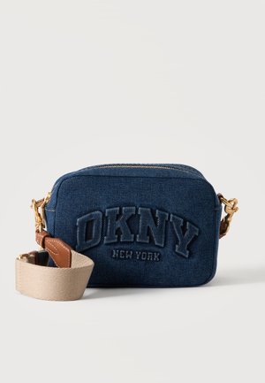 Pequeña bolsa bandolera rectangular de mezclilla azul oscuro con correa ajustable beige y logotipo en relieve "DKNY New York" en la parte delantera.
