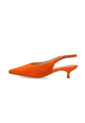 Escarpin slingback en daim orange avec bout pointu et petit talon, doté d'une bride réglable à boucle.