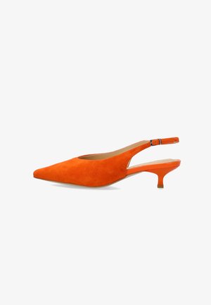Escarpin slingback en daim orange avec bout pointu et petit talon, doté d'une bride réglable à boucle.