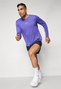 Salomon SHKOUT CORE TEE - Pikkade varrukatega topp - liberty