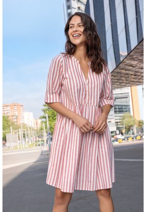 Gestreepte roze-witte linnen jurk met knoopsluiting aan de voorkant, V-hals en korte mouwen; rok uitlopend tot halverwege de kuit.