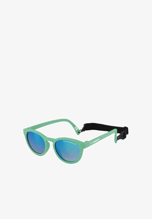 Lunettes de soleil en plastique vert avec des verres dégradés bleus et une sangle noire flexible. Présentent des montures arrondies et un logo sur la branche.