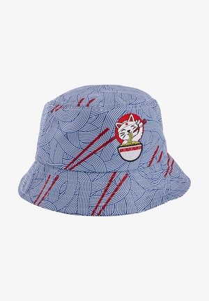 Blå bøttehat med hvide bølgede linjer og røde accenter. Har en broderet kat, der spiser nudler, og spisepinde som detalje.