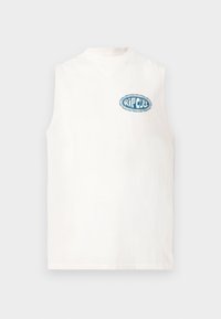Fehér ujjatlan környakú trikó kicsi kék "Rip Curl" logóval a bal felső mellen, sima háttér előtt.