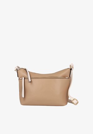 Bolso bandolera de cuero beige con bolsillo delantero con cremallera, correa clara contrastante y hebilla dorada sobre fondo blanco.