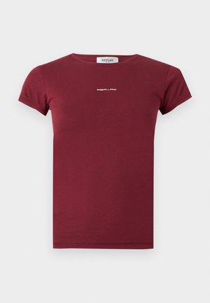 Bordowa koszulka z krótkim rękawem i okrągłym dekoltem, z małym białym logo "REPLAY" na środku klatki piersiowej.