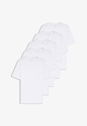 Vijf witte T-shirts met korte mouwen en een ronde hals, met het "BOSS"-logo aan de binnenkant van de hals, gerangschikt in een afwisselend overlappend patroon.