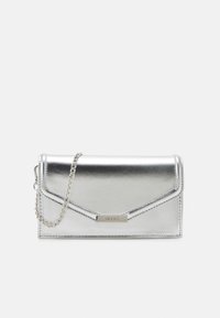 Srebrna metaliczna kopertówka z trójkątną patką, łańcuszkowym paskiem i metalową plakietką z logo. Gładka faktura i elegancki design idealny do formalnych stylizacji.