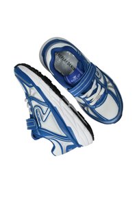Blauwe en witte sportschoenen hebben een bovenwerk van mesh met synthetische overlays, een rubberen zool en een verstelbare haak-en-lusriem.