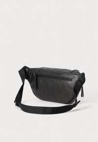Borsa a tracolla in pelle nera con forma curva, superficie testurizzata, scomparto con zip e tracolla regolabile per un trasporto versatile.