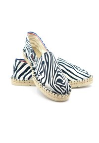 Espadrilles à motifs zébrés, fabriquées en tissu avec une semelle en jute tressé. Design noir et blanc avec une touche rouge à l'intérieur. Style enfiler.