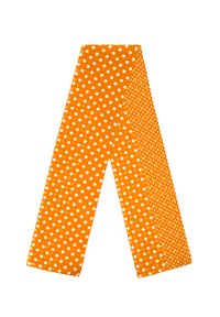 Bufanda de tela naranja con un patrón de lunares de tamaños variables, material texturizado y una forma alargada y simétrica.