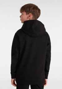 Hoodie en coton noir avec une grande capuche, des manches longues et des poignets côtelés, au fit décontracté et à la texture lisse.