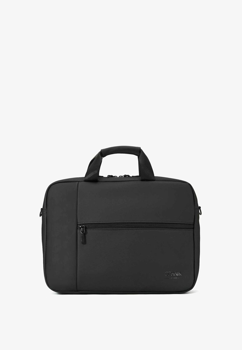 Czarna torba na laptopa z teksturowanej tkaniny, podwójnymi uchwytami na górze, główną komorą zamykaną na zamek oraz przednią kieszenią na zamek. Minimalne oznakowanie.