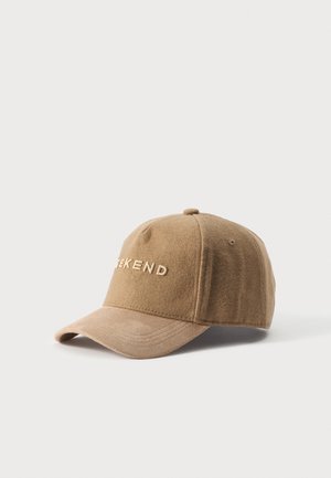 Gorra de béisbol marrón claro con la palabra "WEEKEND" bordada en la parte delantera, mostrada sobre un fondo blanco liso.