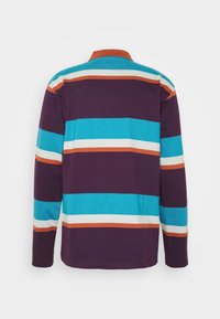 Košile s dlouhým rukávem na fialovém pozadí s horizontálními pruhy v tyrkysové, oranžové, bílé a smetanové barvě. Má límeček.