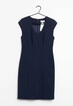Robe bleu marine sans manches, cintrée, avec un décolleté en scoop, suspendue à un cintre noir sur un fond blanc.