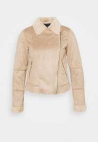 Chaqueta de ante sintético beige con cuello de piel, acabado texturizado, dos bolsillos laterales con cremallera y cierre de cremallera asimétrico.
