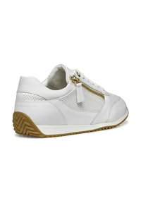 Zapatillas de cuero blancas con acentos perforados, cremallera lateral y suela de goma beige con un patrón de perfil en zigzag. Cierre con cordones.