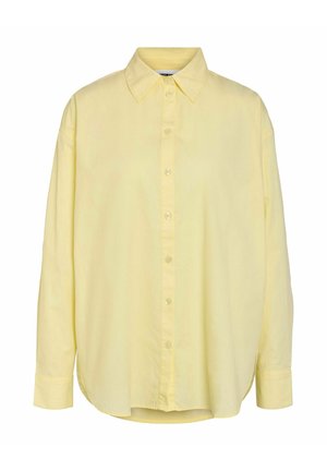 Lichtgele blouse met lange mouwen, knoopsluiting, brede kraag en afgeronde zoom, getoond tegen een witte achtergrond.