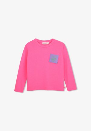 Felroze longsleeve kinderschirt met een klein paars stukje stof op de borst met een groen hart en het woord "love."