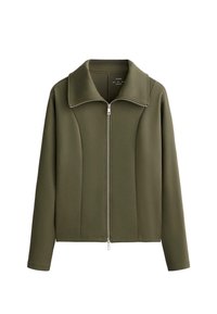 Zelena zip-up jakna s velikim ovratnikom, načinjena iz mekog materijala, z obilježjima strukturnih šavova i metalnim zipom sprijeda.