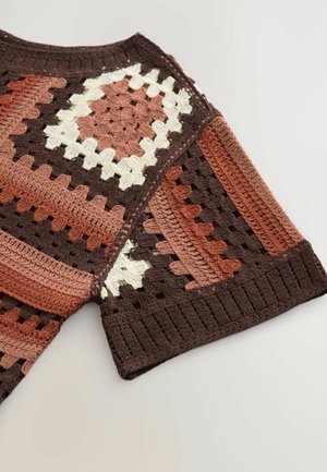 Jersey de ganchillo con un patrón geométrico en tonos de marrón, óxido y crema. Textura suave con bordes acanalados y mangas cortas.