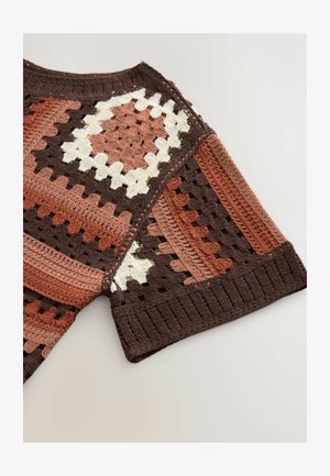 Häkelpullover mit geometrischem Muster in Braun-, Rost- und Cremetönen. Weiche Textur mit gerippten Kanten und kurzen Ärmeln.