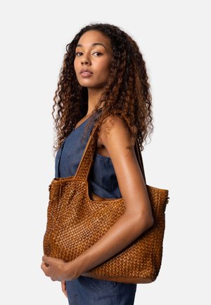 Borsa tote in pelle intrecciata di colore marrone con accenti in pelle liscia, dotata di manici robusti e un design spazioso. Superficie testurizzata e dettaglio con zip.