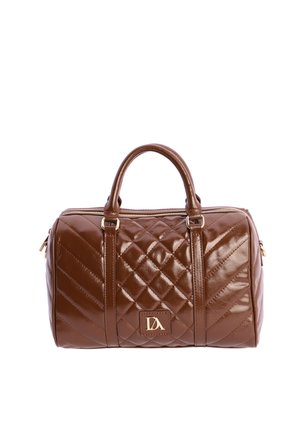 Bolso de mano acolchado marrón hecho de cuero brillante, con asas dobles, cierre de cremallera y un acento de logotipo en la parte frontal. Forma compacta y redondeada.