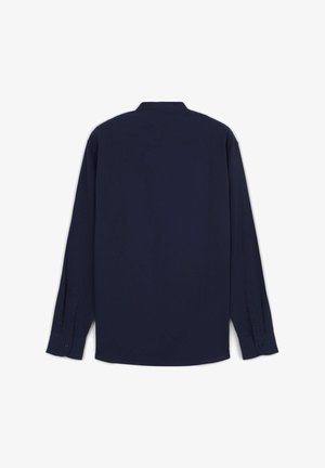 Chemise à manches longues marine avec col, poignets à boutons et texture lisse. Présente une coupe droite et sans motifs ni accents visibles.