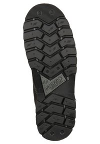 Černá gumová podrážka s robustním vzorem podešve, obsahující hexagonální a trojúhelníkové prohlubně pro lepší trakci. Obsahuje logo "Dockers".