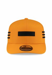 Verstellbare Kappe in leuchtendem Orange mit einem soliden Vorderpanel, schwarzen Akzentstreifen und einem strukturierten schwarzen Logo-Patch. Mit gebogenem Schirm.