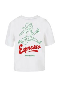 Camiseta blanca de algodón con un gráfico verde de una figura corriendo sosteniendo una taza, con "Espresso" en negrita roja y "Più Veloce" debajo.