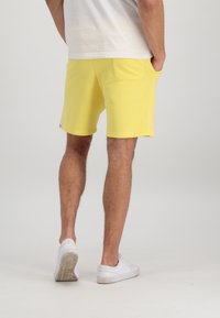 Alpha Industries Šortky - organic yellow