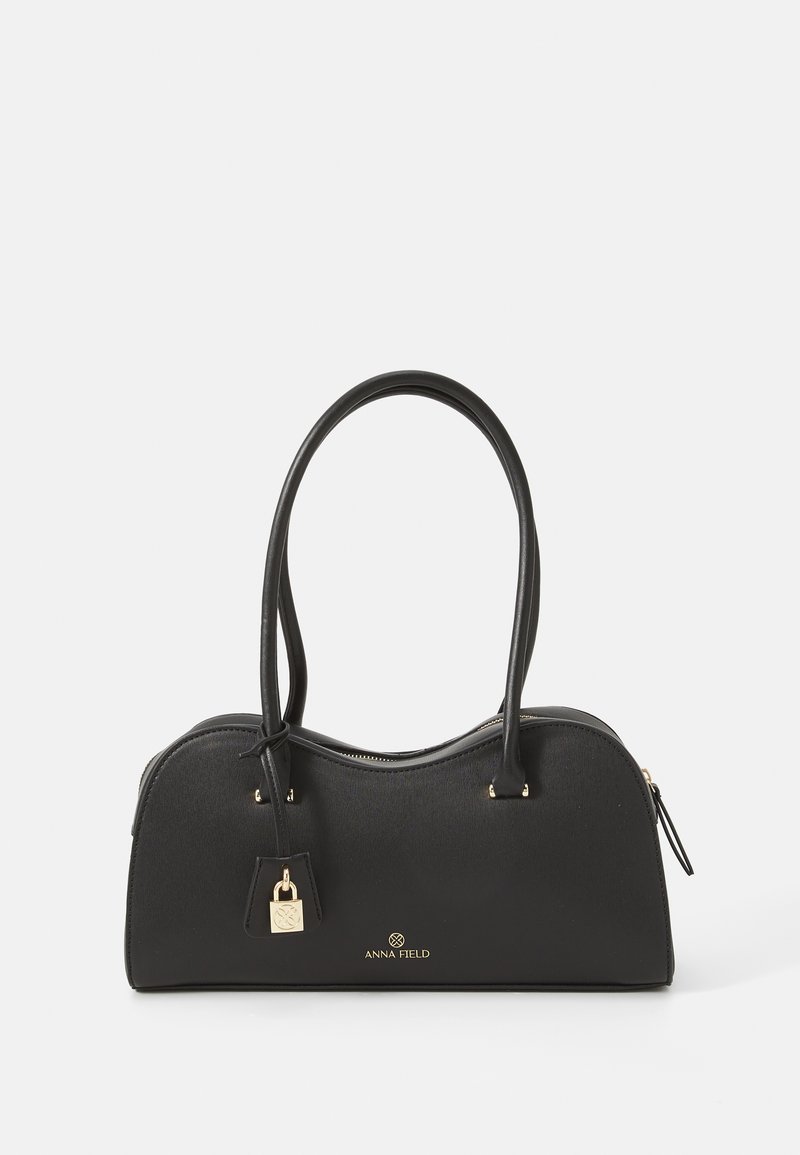Bolso de mano negro hecho de material sintético texturizado con un diseño curvado, herrajes dorados, dos asas y un acento de candado desmontable.