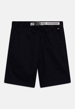 Sorte afslappede shorts med sidelommer, integreret bælte med "Tommy Hilfiger" branding og et lille Tommy flaglogo på højre side.