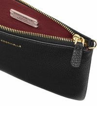 Pochette en cuir noir avec une surface texturée, fermeture éclair dorée et intérieur bourgogne. Dispose d'une étiquette indiquant "Cuir italien authentique."