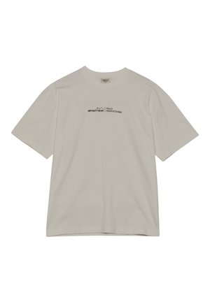 Lichtbeige katoenen T-shirt met korte mouwen. Bevat zwart bedrukte tekst en een bergafbeelding op de voorkant. Eenvoudig, klassiek ontwerp.