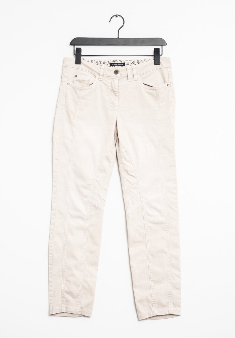Pantalon beige décontracté avec poches avant suspendu à un cintre en plastique noir sur fond blanc.