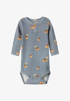 Langarm-Babystrampler aus hellblauem Rippstoff mit Eichelmustern, ausgestattet mit einem knöpfbaren Hals und Druckknopfverschlüssen im unteren Bereich.