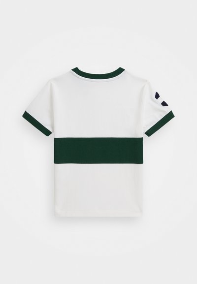 Κοντομάνικο πουκάμισο σε λευκό χρώμα με πράσινη οριζόντια ρίγα. Διαθέτει πράσινη ραμμένη κολάρο και σκούρα λεπτομέρεια στα μανίκια.