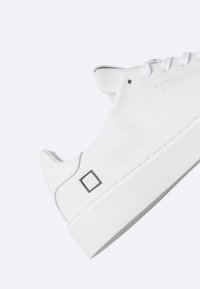 Sneaker in pelle bianca con punta tondeggiante, sottili accenti grigi e un dettaglio con logo quadrato sul lato. Suola in gomma piatta.