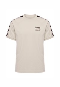 Licht beige T-shirt gemaakt van katoen, met korte mouwen, een ronde hals, zwarte chevronaccenten op de schouders en een bedrukte logo.