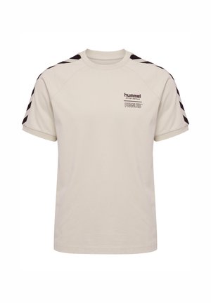 Licht beige T-shirt gemaakt van katoen, met korte mouwen, een ronde hals, zwarte chevronaccenten op de schouders en een bedrukte logo.