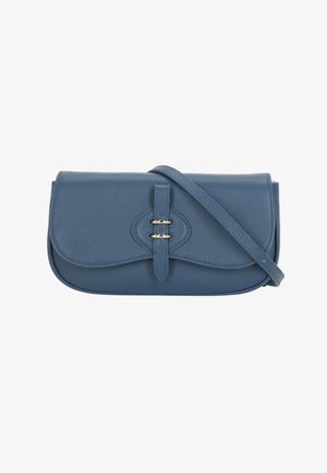 Niebieska skórzana torba na ramię z przednią klapą zabezpieczoną paskiem i dwoma małymi metalowymi sprzączkami.