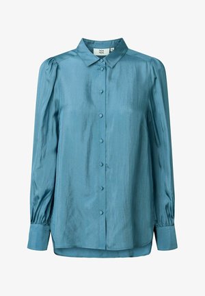 Svetlo modra bluza z dolgimi rokavi, s sprednjim zapenjanjem na gumbe, strukturiranim ovratnikom in nabranimi rokavi, izdelana iz gladkega, sijajnega materiala.