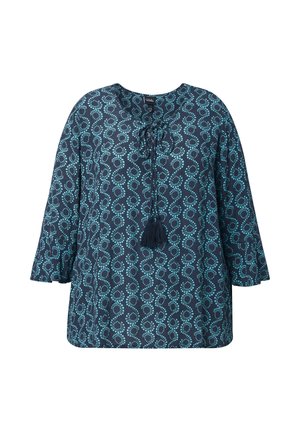 Tmavě modrá halenka se vzorem světle modrých kruhových puntíků, tříčtvrtečními rukávy, šněrováním na výstřihu a střapcovými stužkami vpředu.