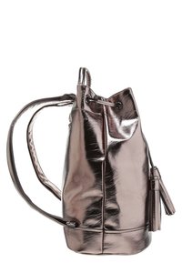 Metalen roségouden emmer tas met verstelbare trekkoordsluiting, enkele schouderband en zijfranje detail. Gladde, reflecterende textuur.